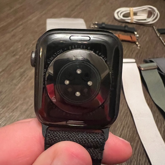 Apple Watch Series 6 - 44mm aluminum case - Picture 3 of 7